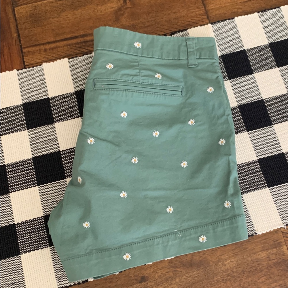 Old Navy everyday shorts | green with daisies - Picture 5 of 7